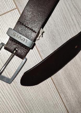 Мужской кожаный ремень от известного бренда levi's.