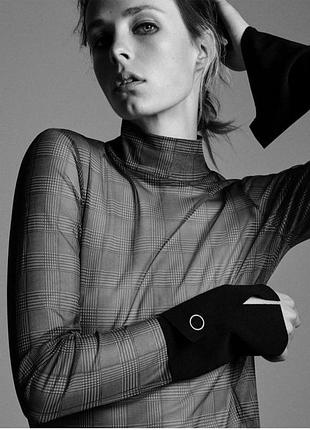 Ефектна прозора блуза-гольф з креативними манжети.