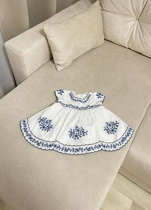 Гарна сукня з вишитими квітами