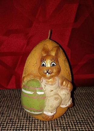Большая крупноценная свеча в форме яйца с праздничным кроликом и пишущей
