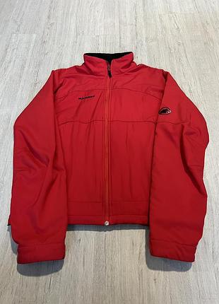 Це червона чоловіча куртка софтшелл від швейцарського бренду mammut. модель ідентифікується як mammut alto jacket