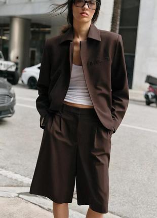 Длинные шорты с защипами