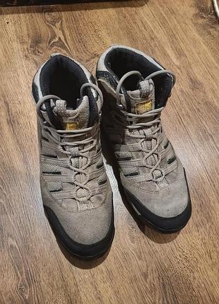 Продам женские замшевые ботинки бренда karrimor.