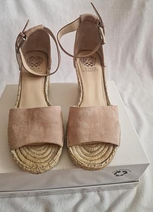 Босоніжки жіночі,замшеві,пудрові,розмір 39,регулюються ремешком,висота танкетки 8.5 см