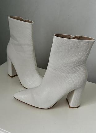 Білі ботильйони, черевики