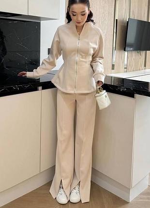 Мега стильний брючний костюм з пр таленим жакетом на змійці та широкі брюки
