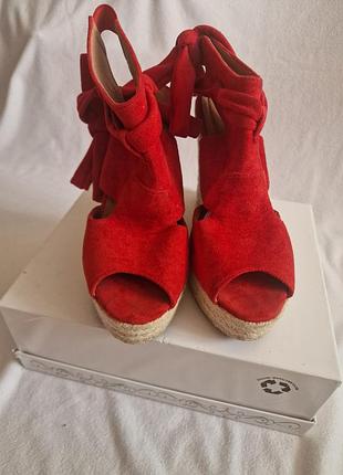 Босоножки женские,размер 40, замшевые, позади завязываются на бант,высота платформы13 см