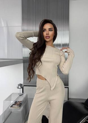 Трикотажный брючный костюм с асимметричным лонгсливом