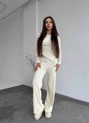 Брючный костюм с асимметричным лонгсливом