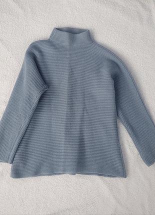 Жіночий светр з горловиною