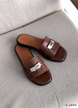 Шкіряні шльопки ермес у коричневому кольорі