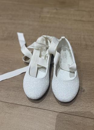 Балетки вдягались 1 раз на випускний . дуже красиво мерехтять .