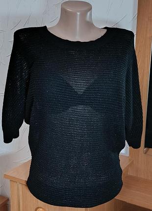 Елегантний чорний джемпер з люрексом — сяйво у кожному русі.
​