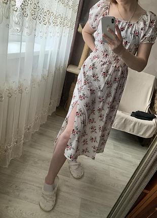 Сукня в квітковий принт з розрізом