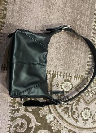 Чорна маленька сумка