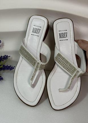 Белые сандалии шлепанцы на каблуке натуральная кожа с камушками