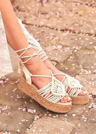 Женские босоножки на платформе с джутовой отделкой и плетеными элементами.