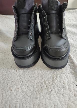 Стильне взуття ,легке,в чудовому стані