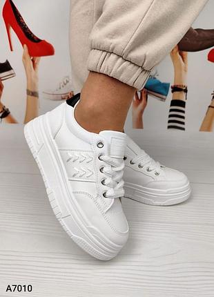 Білі кросівки