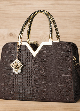 Жіноча лакова сумка під рептилію з брелоком 1951 коричневый