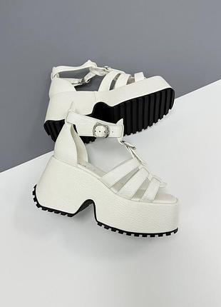 Белые женские босоножки на платформе