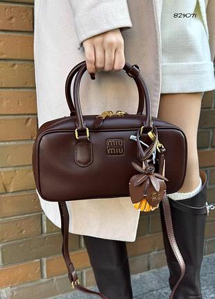 Стильная кожаная сумка с брелком