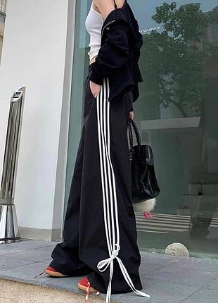 Жіночі штани з лампасами, штани oversize, спортивні штани, трендові штани з плащівки, штани з бантиками, штани прямого крою, прямі штани брюки джогери