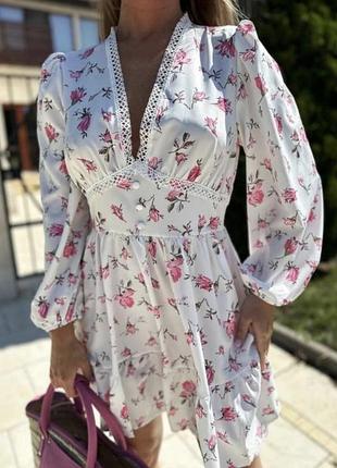 Вишукана сукня з квітковим принтом