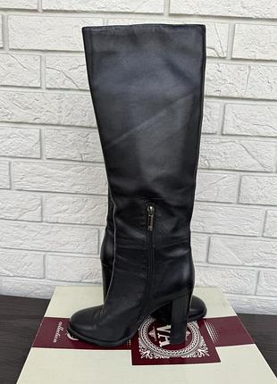 Жіночі класичні високі чоботи з натуральної шкіри на стійких підборах