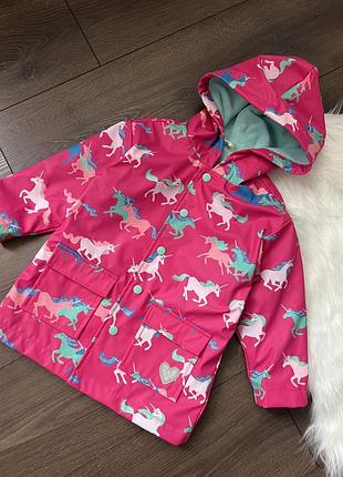 Рожева яскрава куртка дощовик з капюшоном на весну осінь для дівчинки 3 роки 98 см з єдинорогами змінює колір від води