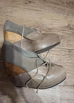 Туфлі на танкетці