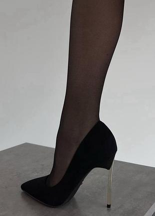 Чорні туфлі-човники на високому каблуці.