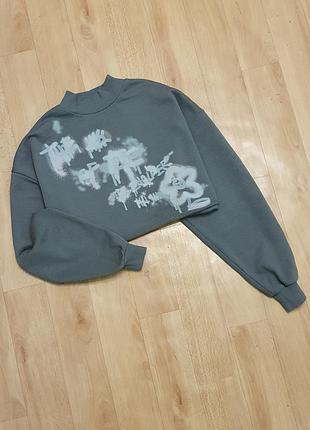 Укороченный свитшот.