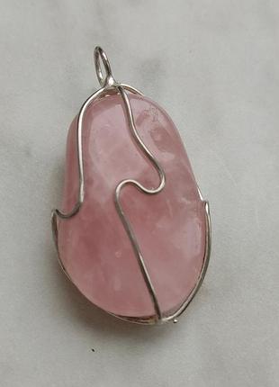 Кулон с натуральным розовым кварцем в металлической оправе
