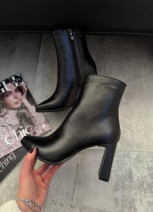 Стильні шкіряні ботильйони на зручному підборі