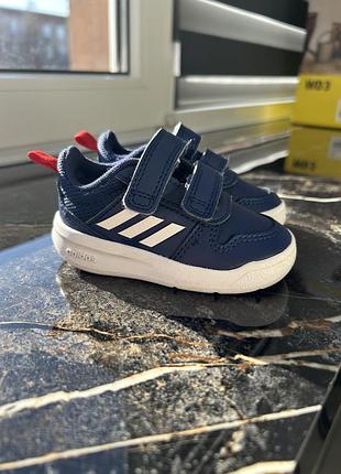 Дитячі кросівки adidas, розмір 19