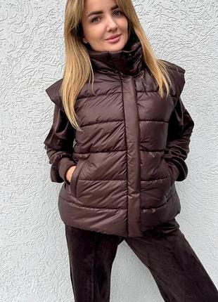 Жилетка прямого вільного крою, з двома карманами, застібається на кнопки