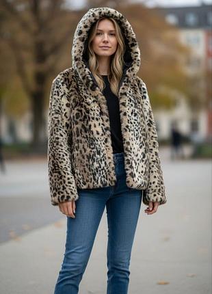 Полушубка с капюшоном.
штучне хутро