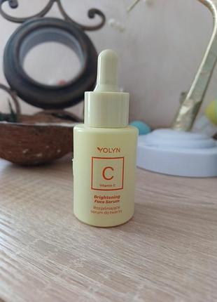 Осветляющая сыворотка для лица с витамином с от бренда yolyn