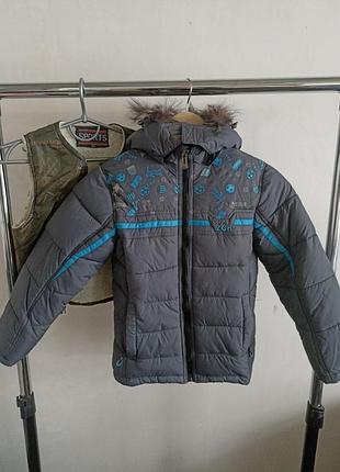 Куртка высококачественная, 2 в 1, с шерстяным жилетом (отстегивается) мальчику 6- 10 лет, с натуральным мехом, серого цвета, идеальное состояние