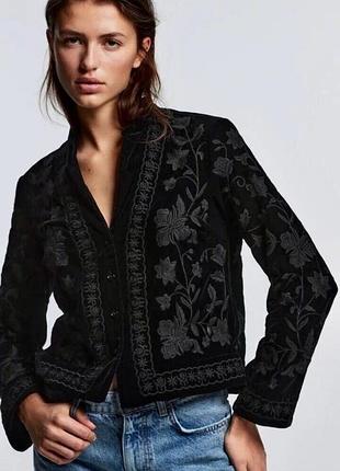 Бархатный пиджак с вышивкой