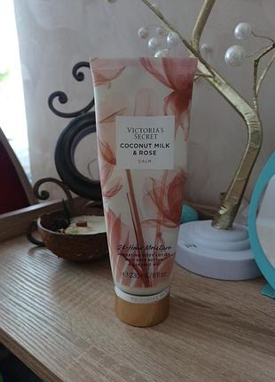 Парфюмированный увлажняющий лосьон для тела victoria's secret coconut milk &amp; rose из коллекции natural beauty