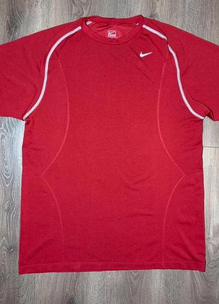 Красная мужская спортивная футболка nike dri-fit для тренировок