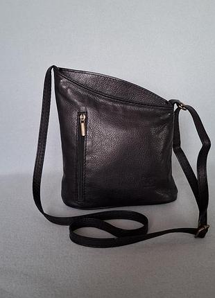 Шкіряна красива чорна сумка фірми zagara в новому стані