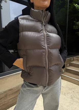 Женский теплый укороченный короткий дутый жилет пуфер дутая жилетка коричневый коричневый
