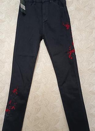 Яркие женские джинсы