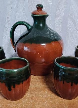 Глечик с чотирма чашками.