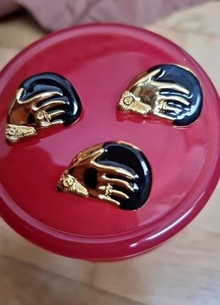 Лот 3пуговицы от эльза скиапарелли. украсит любую вашу вешь и даст ей новую жизнь и краски