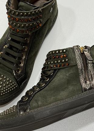 Кросівки жіночі.