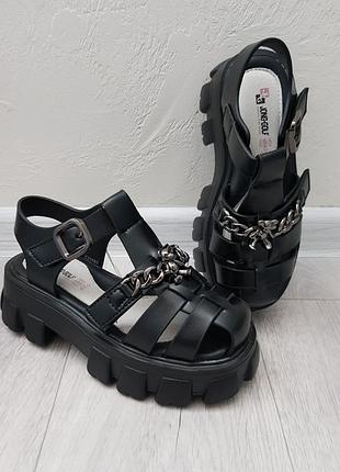 Чорні босоніжки jong golf на тракторній підошві